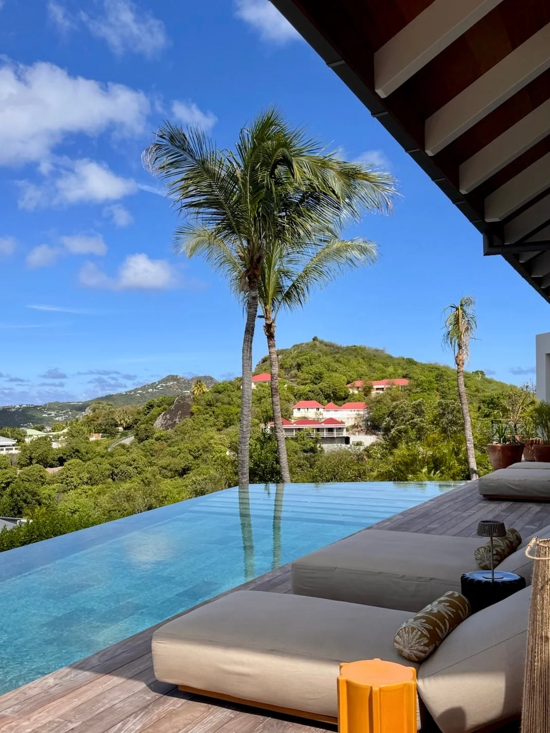 Piscine à débordement et bains de soleil face aux collines — Anse des Cayes