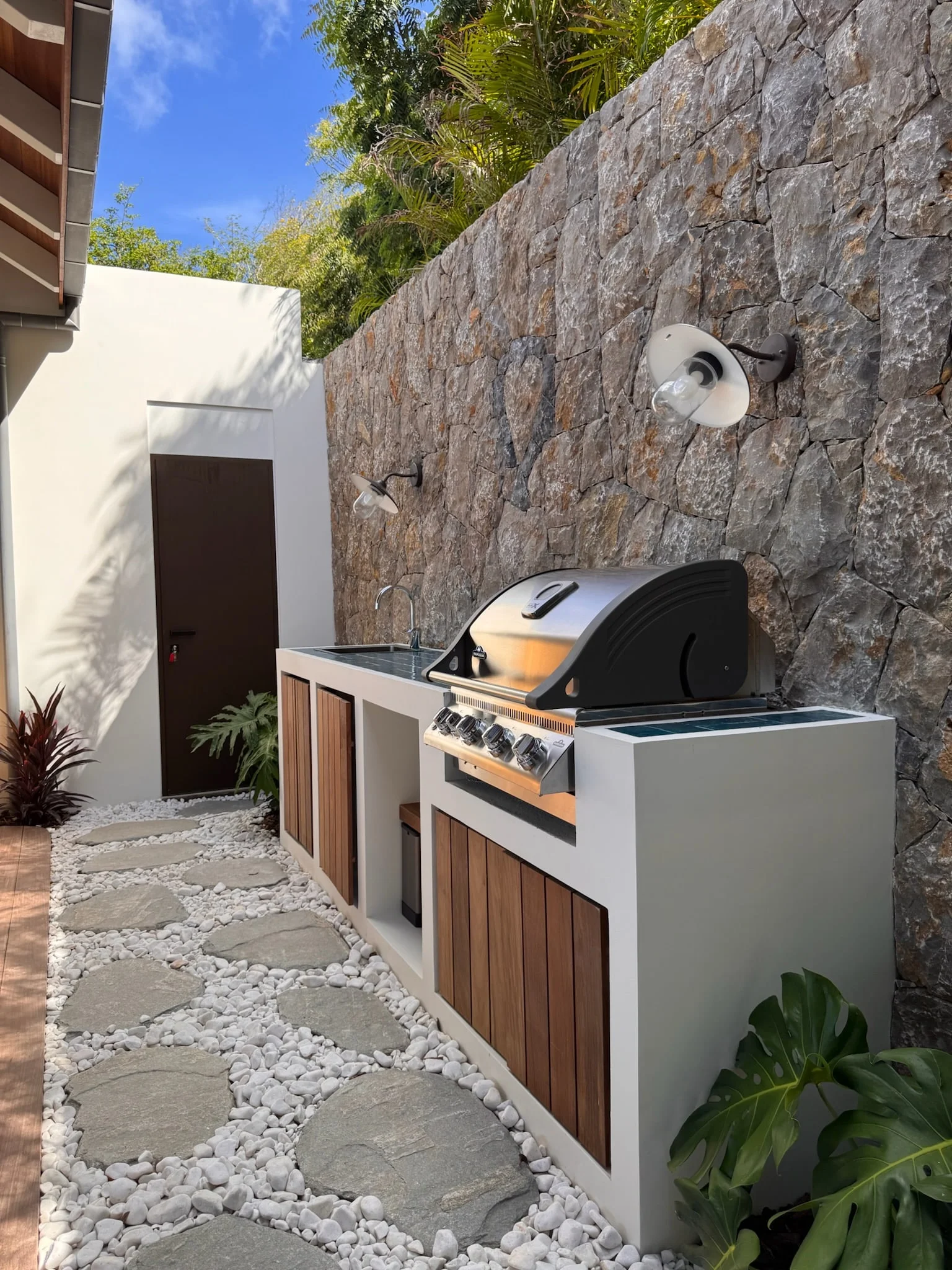 Cuisine d'extérieur et pas japonais le long d'un mur en pierre — Anse des Cayes