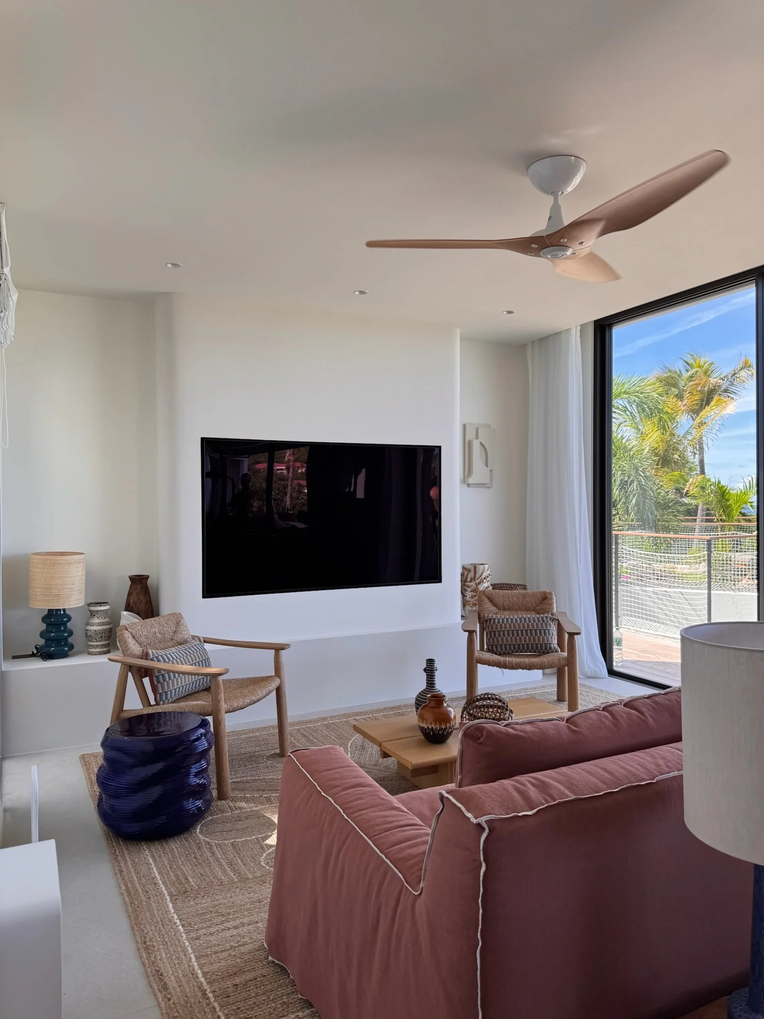 Salon, canapé rose, ventilateur et vue sur le jardin — Anse des Cayes