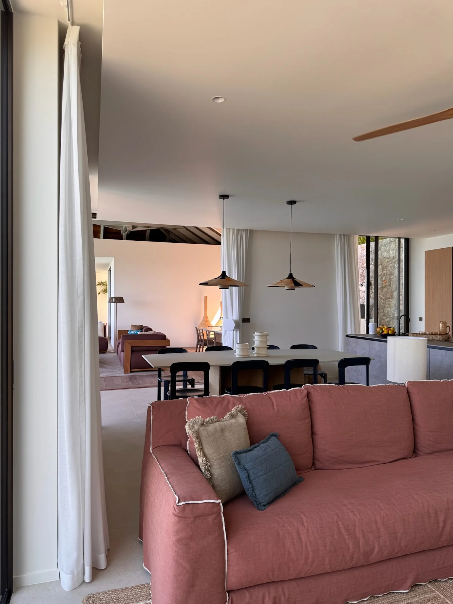 Canapé rose et espace repas ouvert — Anse des Cayes