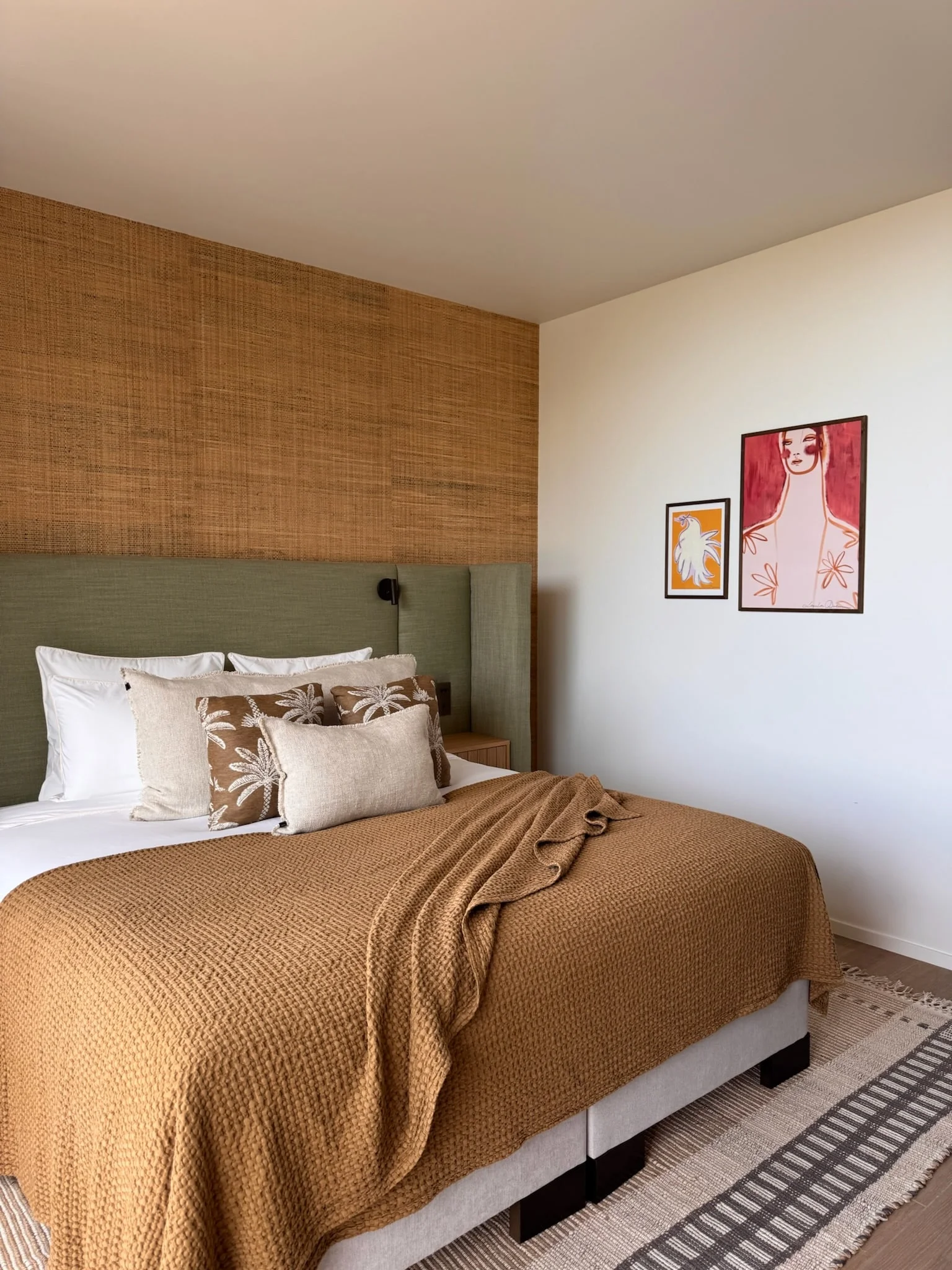 Chambre, panneau tressé, tête de lit verte et plaid ocre — Anse des Cayes