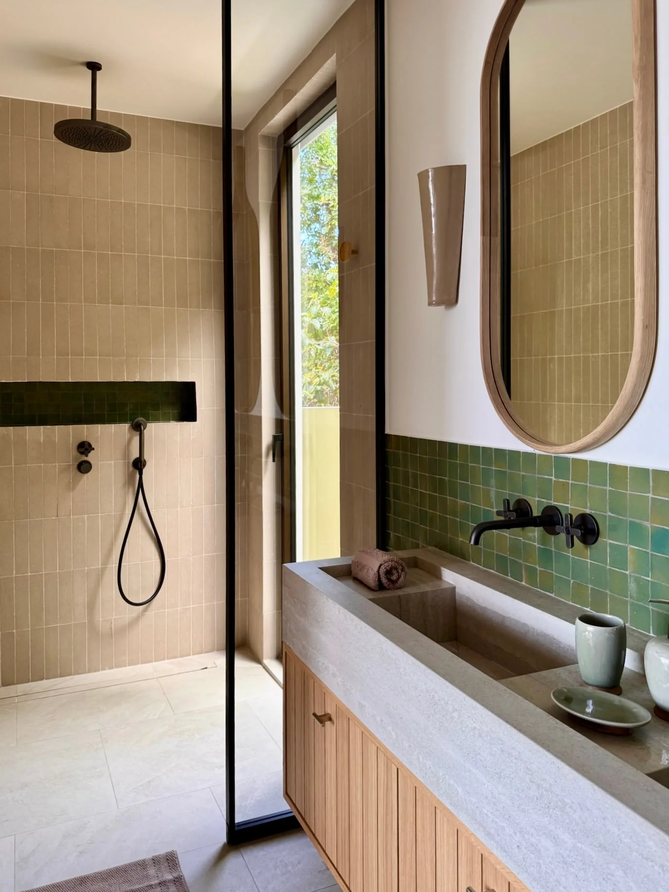 Douche et vasque en pierre, carreaux verts — Anse des Cayes
