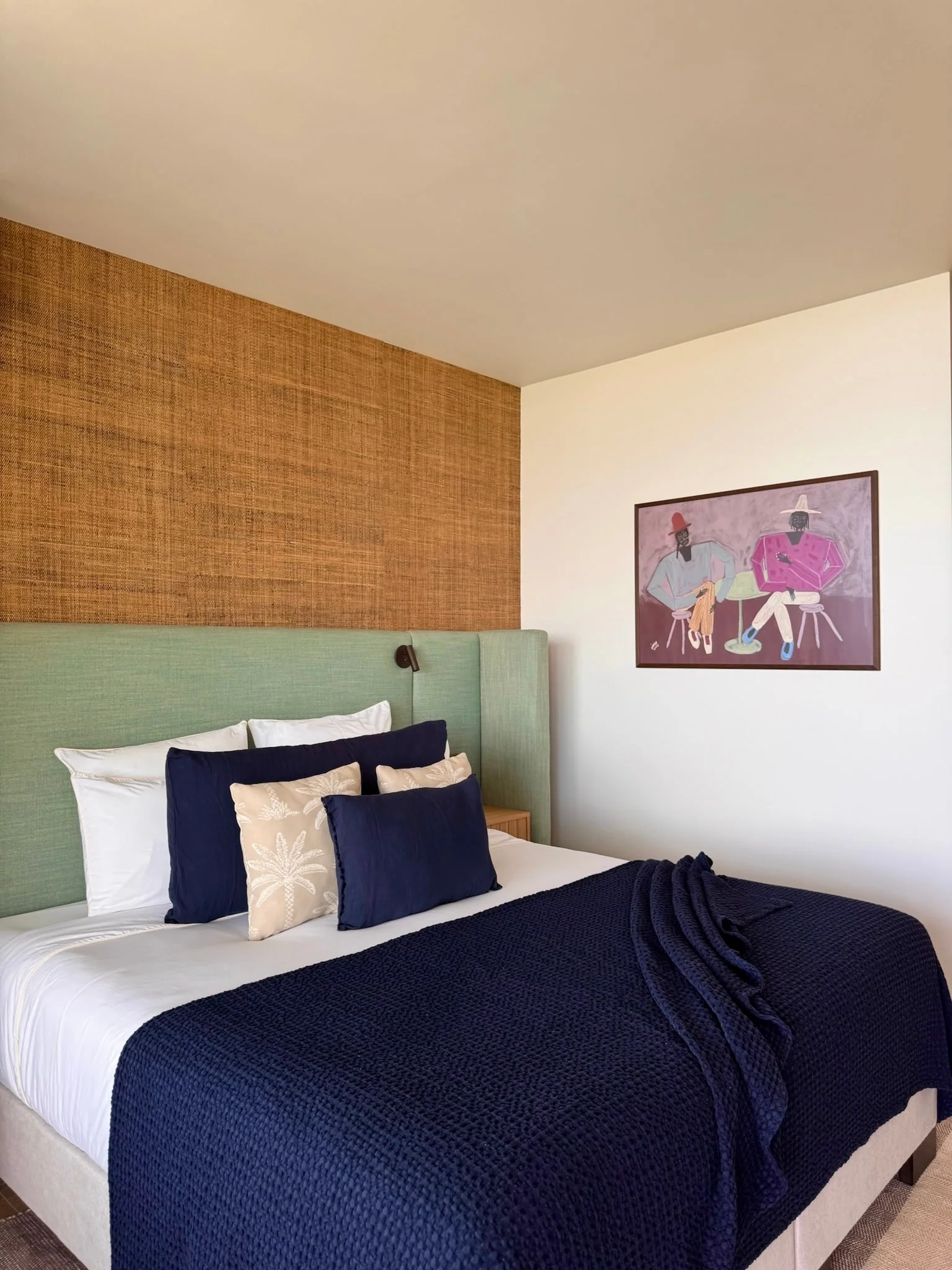Chambre, tête de lit verte et couvre-lit bleu marine — Anse des Cayes