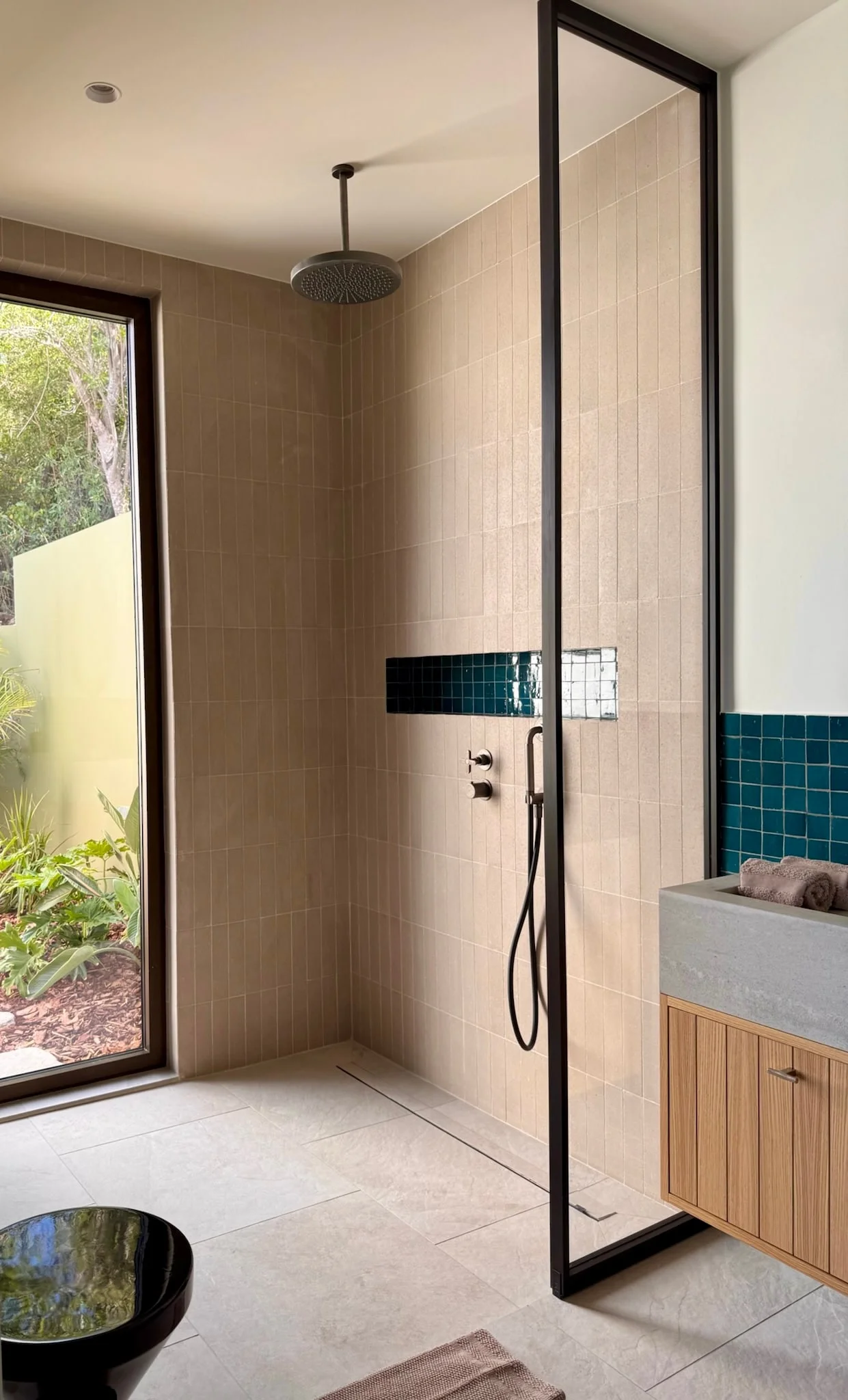 Douche à l'italienne ouverte sur le jardin — Anse des Cayes