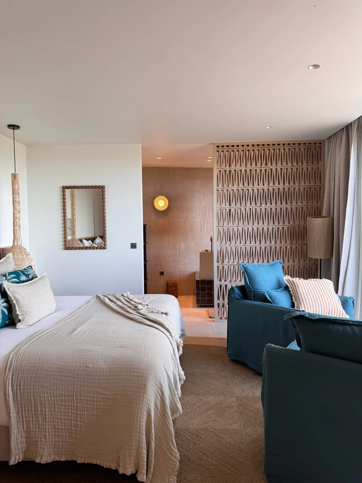 Suite, fauteuils bleus et claustra en bois — Anse des Cayes