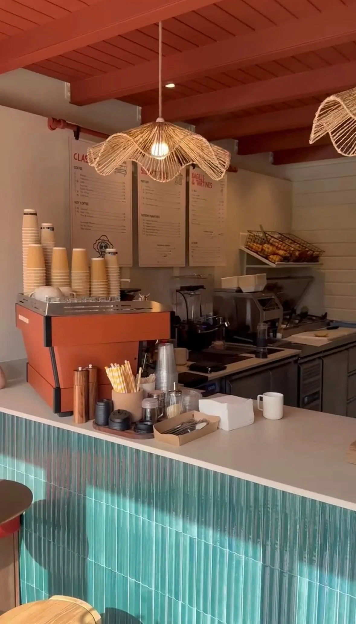 Machine à expresso et pâtisseries sur le comptoir arrondi — Dado Café