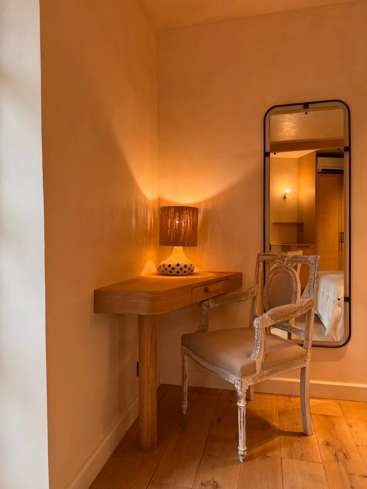 Dressing table with lamp and standing mirror — Fontaine