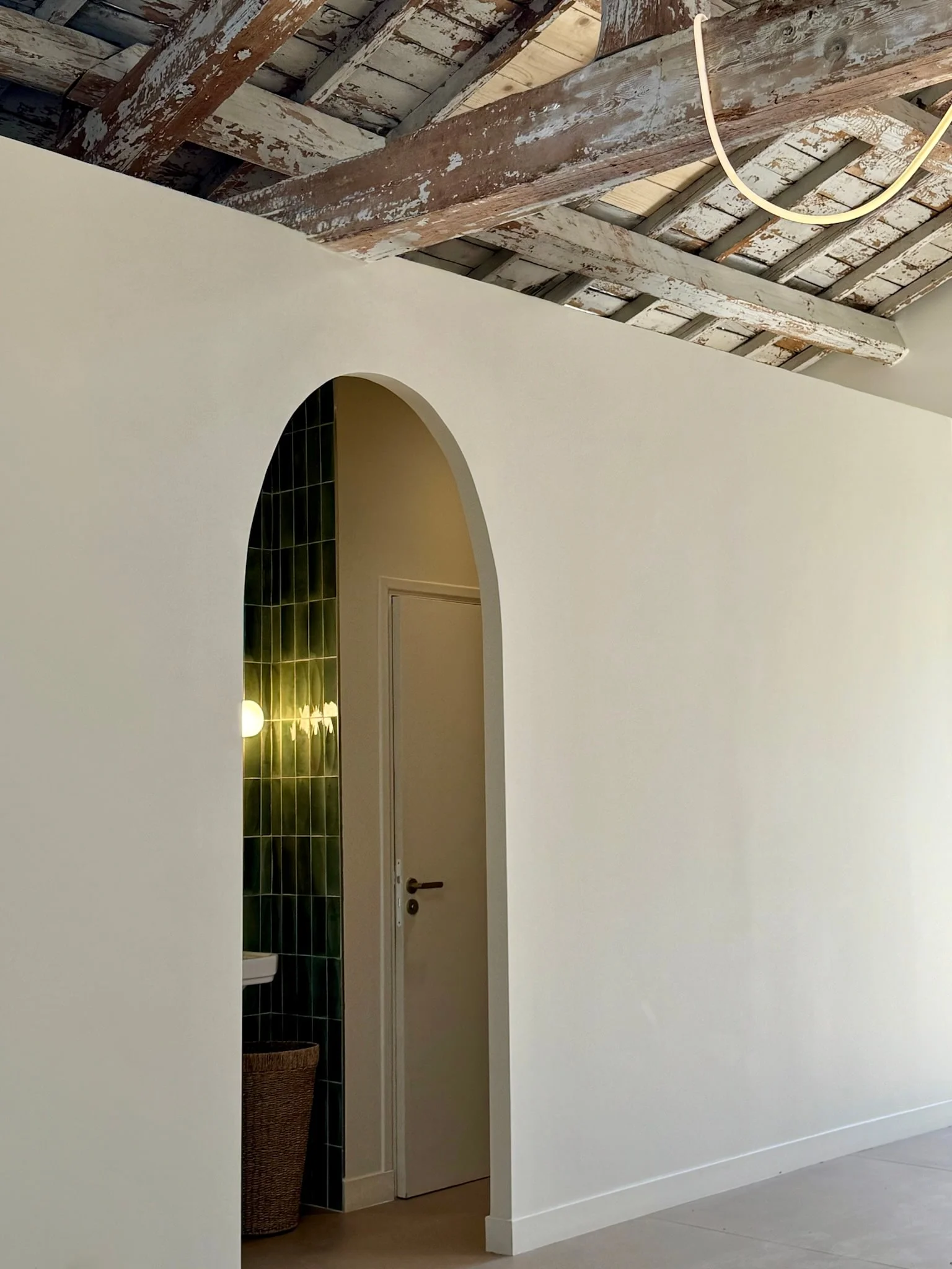 Arched doorway in a white wall — Honoré Brunch